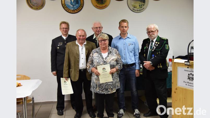 Langjährige Mitglieder werden geehrt (ab Zweiter von links): Günther Himmerer, Anton Wesnitzer, Cornelia Seifert, und Rainer Schmid. Bild: exb