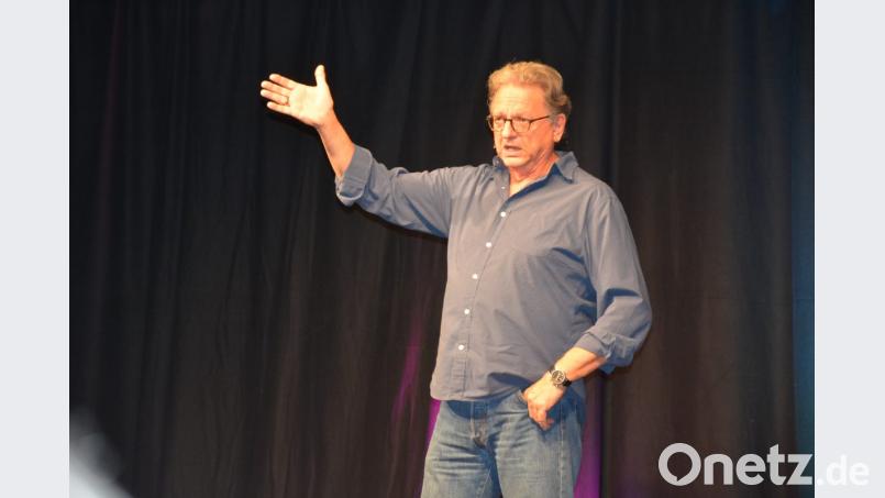 Ein gut zweieinhalbstündiges Programm, gespickt mit Witz und Selbstironie, bot Günter Grünwald in der Mitterteicher Mehrzweckhalle. Bild: jr
