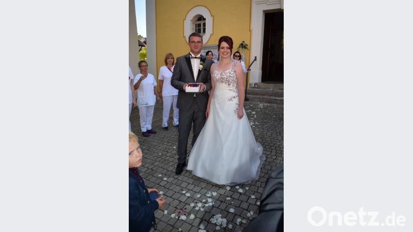 Arbeitskollegen und Vereine warten mit Glückwünschen und Geschenken auf Thomas Pirner und Melanie Gundel. Bild: wku