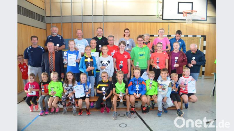 Die Bestplatzierten des Herbstcrosslaufes des TV Bechtsrieth durften sich über Pokale freuen. Bild: fz