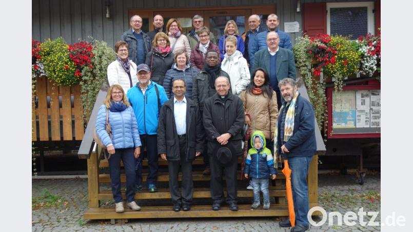 Besuch von der Landvolkgruppe Beidl/Stein erhielt Pater Joy Padakoottil (vorne, Dritter von links). Dabei waren auch der jetzige Pfarrer der Pfarreiengemeinschaft Thomas Thiermann (vorne, Vierter von links) und der neue Pfarrvikar Florent (ZweiteReihe, Dritter von links). Bild: exb