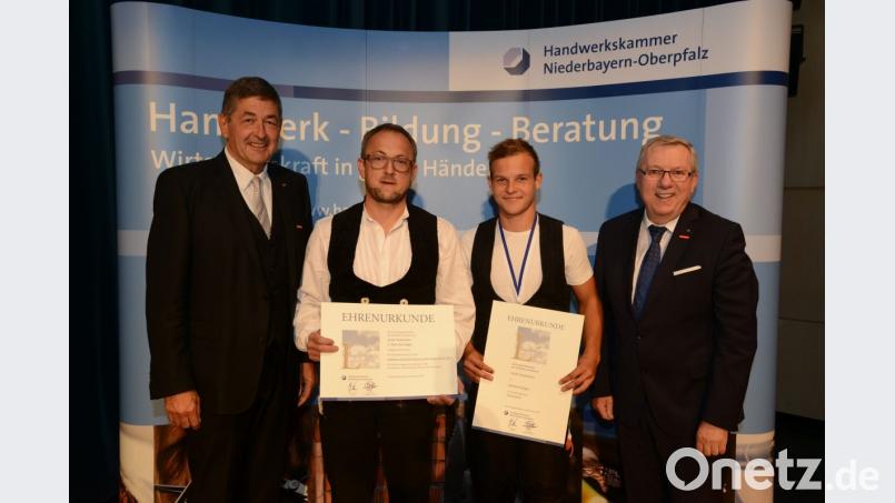 Sie gehören zu den Besten ihres Fachs (Zimmerei): Julian Taubmann (Zweiter von rechts) aus Königstein mit seinem Ausbilder von Holzbau Karl Kohl Kalchsreuth (Edelsfeld). Bild: Fotostudio Kraus