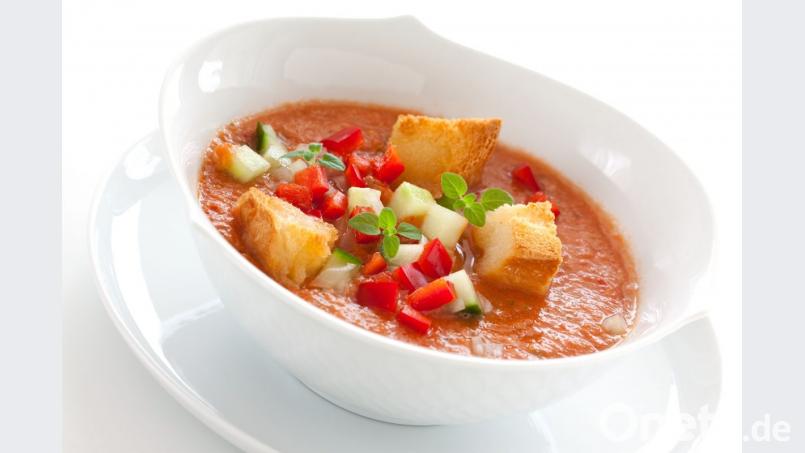 Eine Köstlichkeit, die schnell zuzubereiten ist: Die Gazpacho wird serviert mit geröstetem Weißbrot und gewürfelten Tomaten und Gurken. Bild: stock.adobe.com/victoria p.
