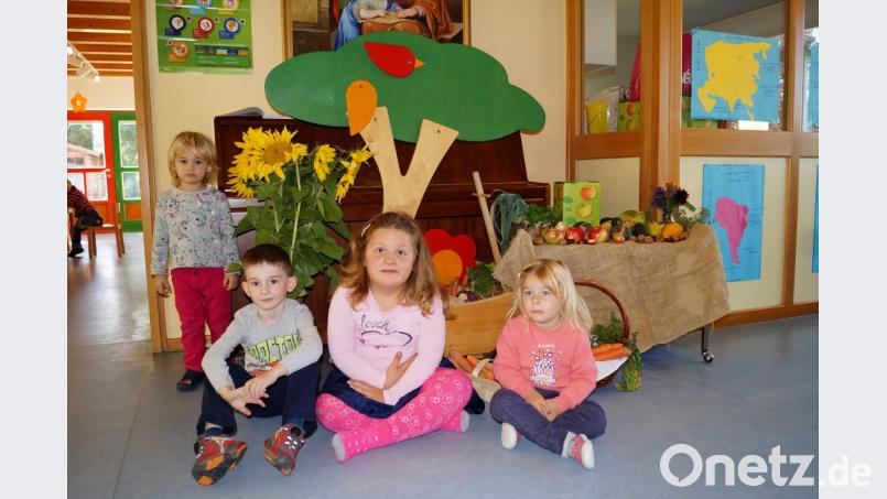 Die Buben und Mädchen des Kindergartens haben einen Erntedanktisch gestaltet. Bild: hl