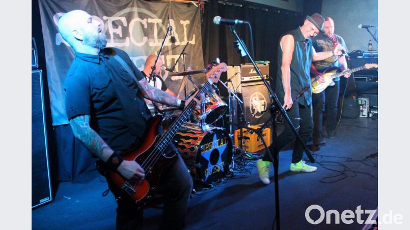 25 Jahre Bühnenerfahrung für Sänger Mich Gue$t - ein Vierteljahrhundert Amberger Punk. Bild: Dagmar Williamson