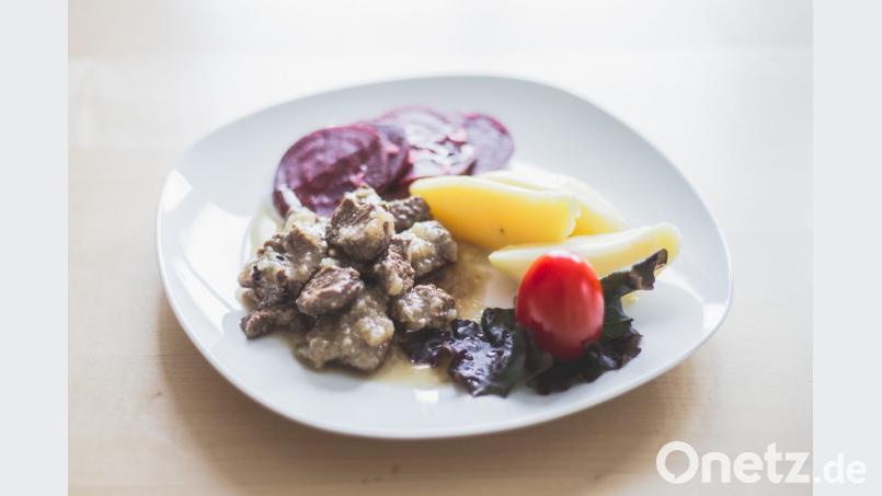Zum Pfefferpotthast werden traditionell Salzkartoffeln und Gewürzgurken gereicht. Es passt aber auch Rote Beete. Bild: Lukast Meister