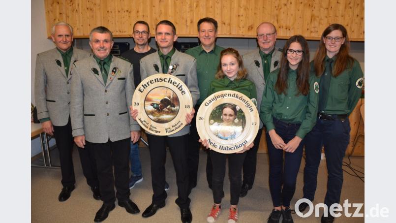 Unser Bild zeigt die Sieger im diesjährigen Preis- und Königschießens des Schützenverein Großensees, (von links) mit Hans Haberkorn, Vorsitzender Helmut Kipferl, Bernhard Voit, Robert Haberkorn, Andreas Grillmeier, Nele Haberkorn, Schützenmeister Erich Völkl, Sofia Haberkorn und Christine Gradl. Bild: jr
