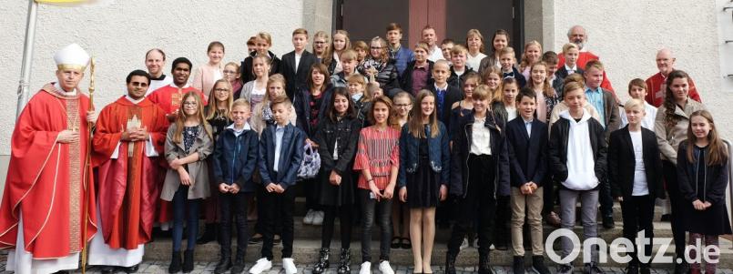 Weihbischof Reinhard Pappenberger (links) spendete in der St.-Barbara-Kirche Stulln 25 Mädchen und 23 Buben das Sakrament der Firmung. Mit im Bild die Pfarrvikare Binu Kureekattil und Joseph Kokkoth (Zweiter und Dritter von links) sowie Pfarrer Walter Hofmann und Pfarrer Heinrich Rosner (hinten von rechts). Bild: ohr