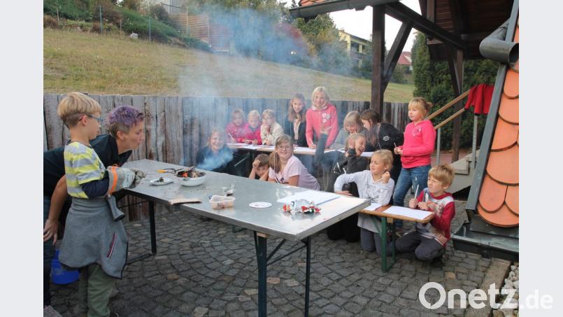 Maria Frischholz und Judith Götz (Zweite und Dritte von links) experimentieren mit den Kindern und freuen sich über deren Begeisterung. Bild: pi