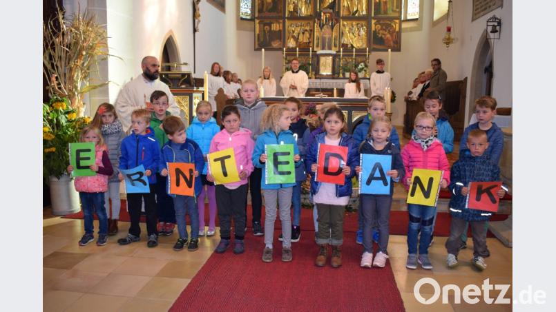 Zusammen mit Pfarrer Hans Spitzhirn dankten die Kinder für die guten Gaben. Bild: bnr