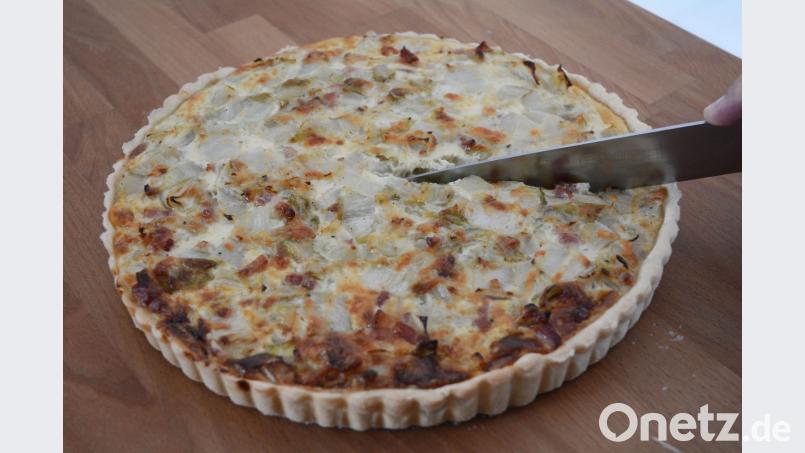 Frisch aus dem Backofen: Der Chicorée-Kuchen eignet sich als Party-Snack oder alltägliche Mahlzeit. Bild: gsb