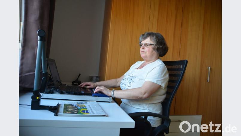 Barbara Reil sitzt an ihrem Computer. Das Gerät hilft ihr zum Beispiel beim Zeitunglesen. Bild: ehi