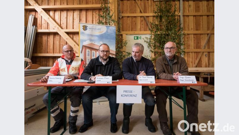 Bei der Pressekonferenz geben (von links) Örtlicher Einsatzleiter Sebastian Windschügl vom BRK Neustadt, Landrat Andreas Meier, Ralf Blome vom Veterinäramt Neustadt und stellvertretender Forstbetriebsleiter Ingo Greim ein Rückblick zur erfolgreichen Übung. Bild: dtr