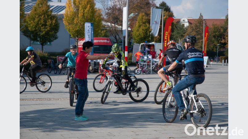 Sabine Spitz ist Olympiasiegerin und Weltmeisterin. Die 46 Jahre alte Mountainbikerin erklärt den Besuchern des Gesundheitstags, worauf sie achten müssen. Bild: cfd