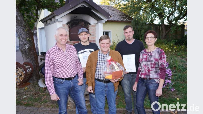 Firmeninhaber Alois Bäumler, Thomas Feiler, Gerhard Kraus, Norbert Feneis und Firmenchefin Maria Bäumler (von links). Bild: fvo