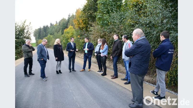 Landtagskandidat Stephan Oetzinger (Vierter von links) stellt die Notwendigkeit der Entsorgung von geogenem Erdmaterial auf einer Deponie in Frage. Bezirkstagskandidatin Andrea Lang (Dritter von links) legt den Zuhörern bei der anschließenden Aussprache im Gasthaus Kappl ihre Beweggründe für die Kandidatur offen. Bild: bey