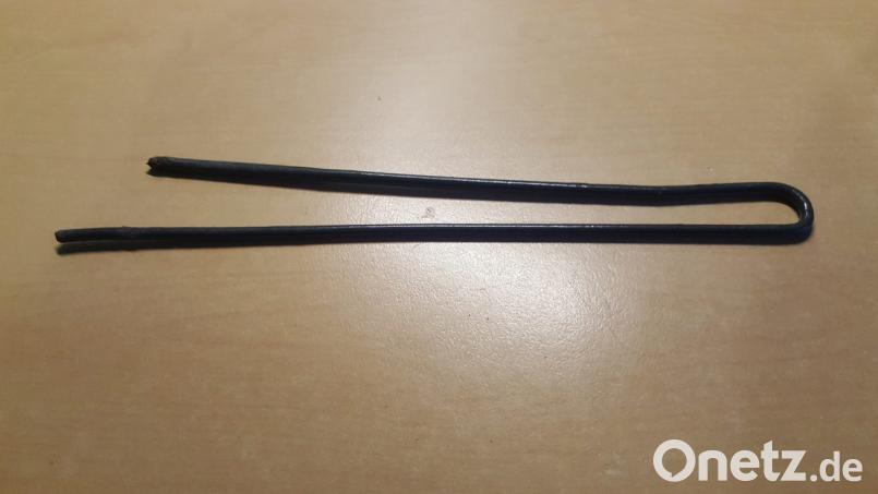 anbei das Werkzeug mit dem ich die Holunderbeeren abstreife
ist wahrscheinlich in jedem Haushalt vorhanden
das sind die Hosenkleiderbügel wo man die Hose einklemmt
die habe ich so wie auf dem Bild abgeschnitten
und mit der ist die Arbeit des Abstreifens der Holunderbeeren
schneller als mit einer Gabel zu bewerkstelligen. Bild: ils