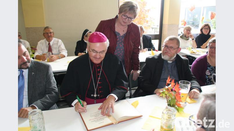 Dritte Bürgermeisterin Gisela Kastner hatte Bischof Rudolf Voderholzer das Goldene Buch zum Empfang in der Schulaula mitgebracht. Bild: fpoz