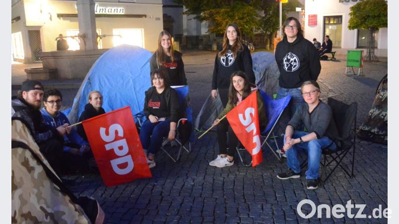 Jusos schlugen am Samstag ihre Zelte vor dem Alten Rathaus auf, um auf die Wohnsituation in Deutschland aufmerksam zu machen. Bild: Kunz
