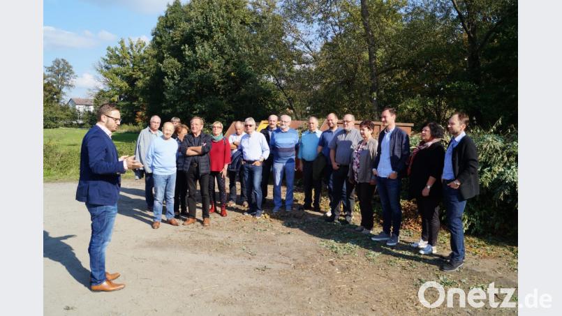 Bürgermeister Ernst Lenk (links) erläutert den Teilnehmern der CSU-Ortsbegehung die nicht zufriedenstellende Situation an der Grüngutsammelstelle und am Parkplatz beim SpVgg-Sportheim. Nach Lösungen wird noch gesucht. Bild: du
