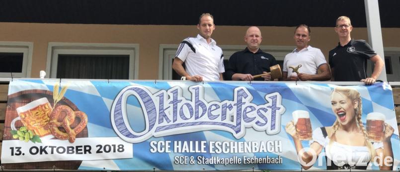 Bernd Hofmann (Zweiter von links) vom „VW-Team Oberpfalz 92“ übergibt den Stab an Tobias Lehl (links) und Thomas Mikolei vom SCE sowie Martin Danzer von der Stadtkapelle (von rechts): Ab sofort richten die beiden Vereine das Oktoberfest aus. Bild: rn