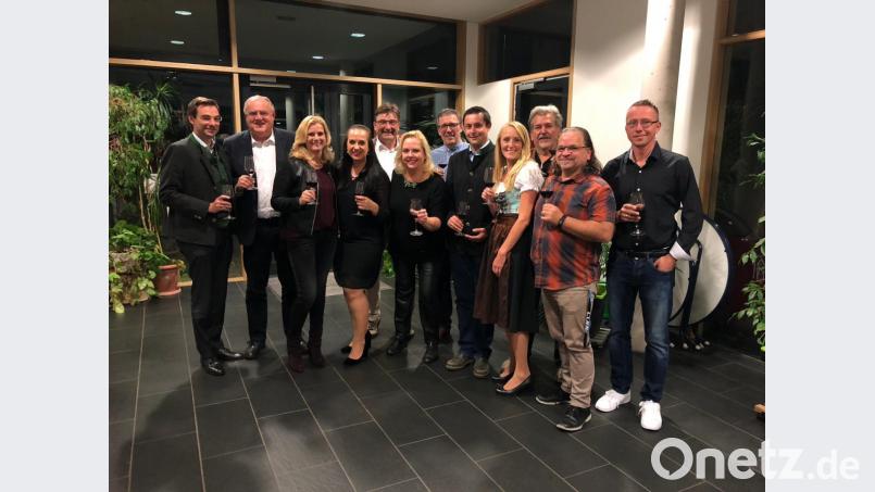 Die Gäste der CSU stoßen mit einem Glas Wein an. Bild: Kunz