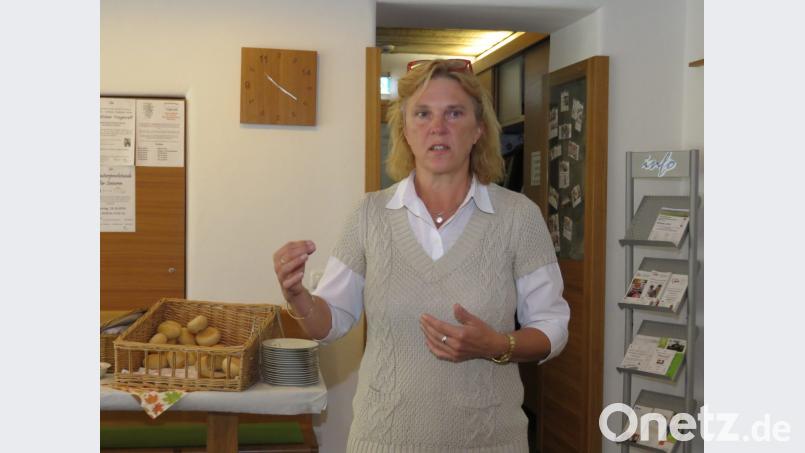 Heilpraktikerin Hildegard Kern rät den Frauen, die fünf Sinne mit guten Dingen, wie mit schönen Bildern fürs Auge und schönen Klängen für die Ohren, zu stärken. Bild: ubb