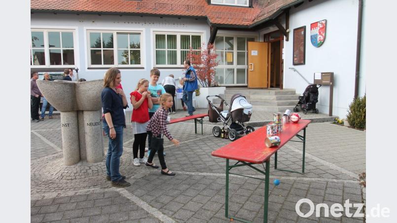 Das Rahmenprogramm kann sich sehen lassen. Unter anderem haben die Kinder ihren Spaß beim Dosenwerfen. Bild: pi
