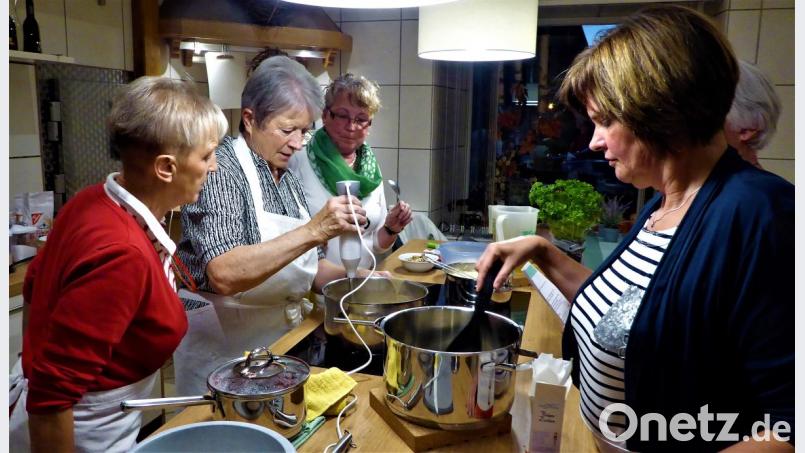 Viele Köchinnen verderben keineswegs die leckeren Pilzschmankerln. Ganz im 	Gegenteil. Bild: jml