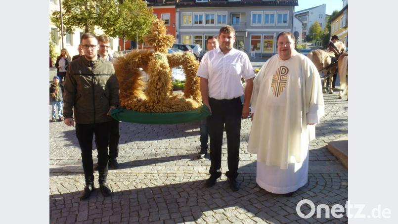 Mitglieder des Pfarrdienstes trugen die Erntekrone in die Pfarrkirche, wo Pfarrrer Markus Urban den Familiengottesdienst zelebrierte. Bild: mad