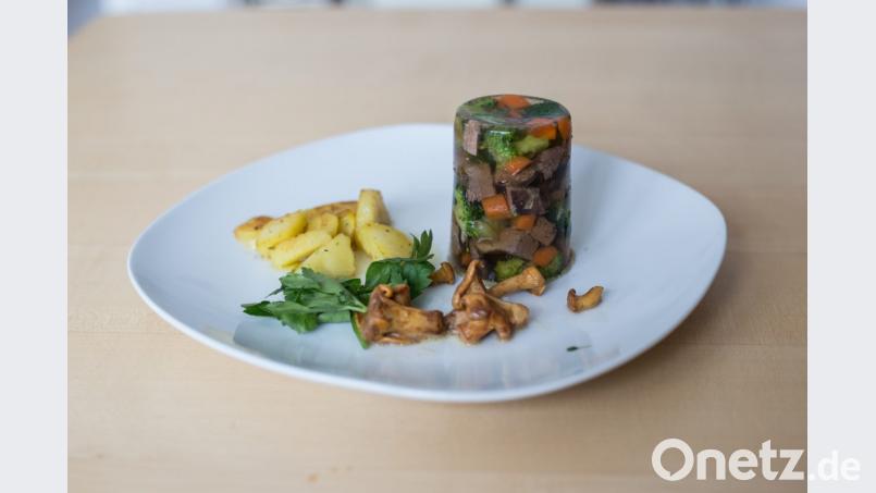 Eine leckere Rehsülze mit Bratkartoffeln und Pilzen eignet sich perfekt für eine typisch bayerische Brotzeit. Bild: Lukas Meister
