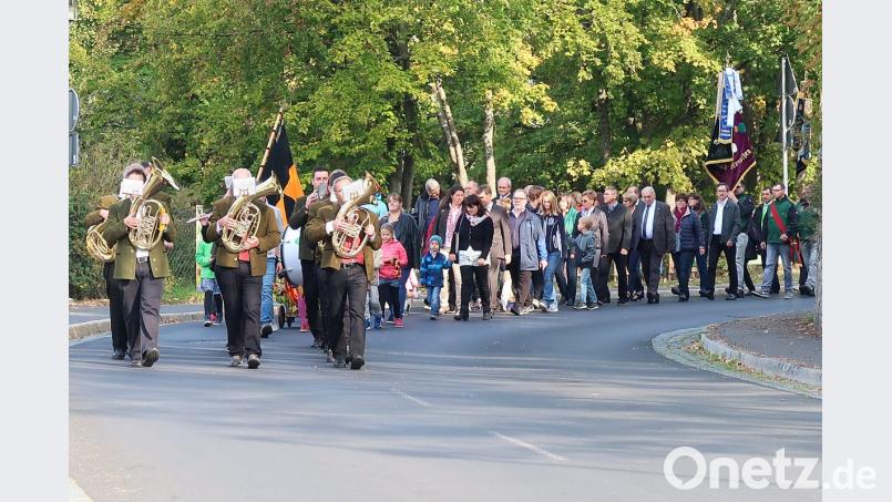 Einen imposanten Kirchenzug führten die Steinwaldmusikanten Pullenreuth anlässlich der Feierlichkeiten zum Abschluss der Renovierungsarbeiten an. Mit dabei waren Bürgermeister, Gemeinderäte, Vereine und Gläubige. Bild: bsc