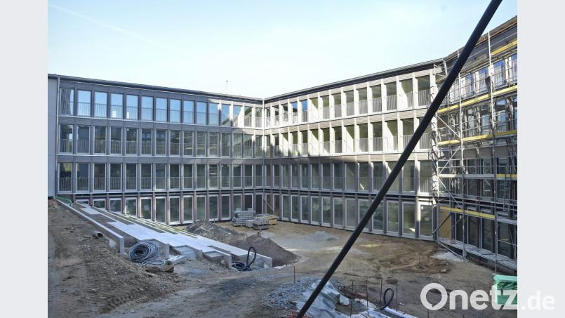 Der helle Innenhof wird im Sommer wahrscheinlich ein begehrter Platz für den Pausenplausch der Landratsamtsmitarbeiter sein. Die Fassade des Anbaus ringsum wird dmoniert von Glas und Lärchenholz. Bild: Hartl