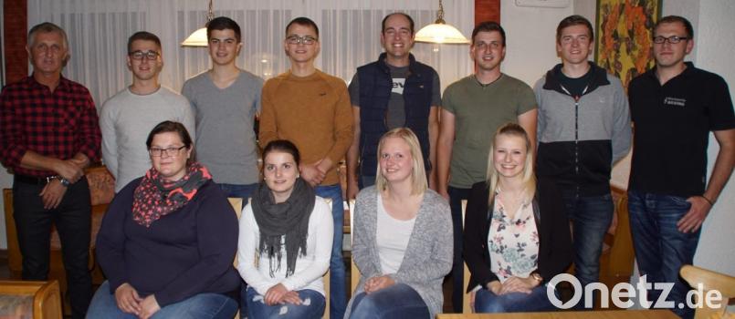 Die neu gewählte Führung des Musikvereins Weiding mit (stehend von links) Vorsitzendem Alfons Horn, den Stellvertretern Julian Unertl und Thomas Bayer sowie Dirigent Florian Scherbl (rechts). Dieses Gremium bestätigten die Mitglieder der Blaskapelle bei ihrer Generalversammlung. Bild: mmj