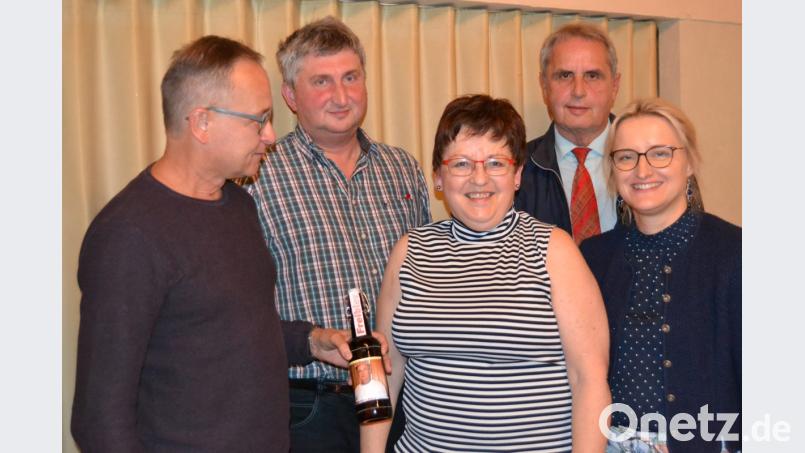 SPD- Ortsvereinsvorsitzender Josef Lingl (links) bedankt sich bei Bezirkstagskandidatin Brigitte Scharf für ihre Ausführungen zum Thema Rente. Bild: hcz