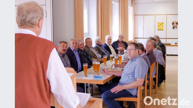 Obmann Hans Neuber freut sich über drei Neuaufnahmen in die Marianische Männerkongregation darunter Martin Heinrich (Im Bild vorne Rechts). Bild: tkr