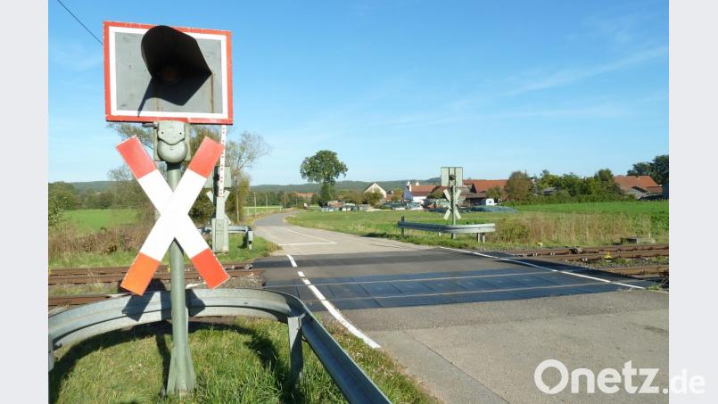 Der Bahnübergang Haindorf teilt das Dorf in zwei Hälften. Nun plant die Deutsche Bahn einen Ausbau der schmalen Straße auf 6,35 Meter Breite – im Vorgriff auf die Elektrifizierung der Strecke. Bild: Portner