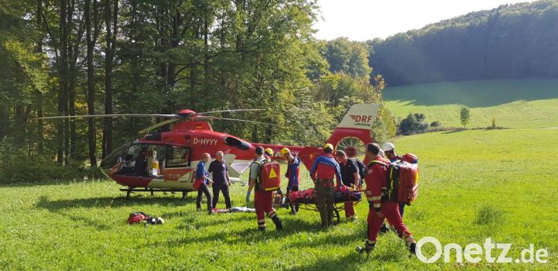 Auf einer Wiese landete der Rettungshubschrauber. Bild: Bergwacht Amberg