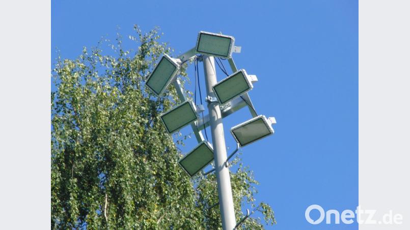 Die moderne Flutlichtanlage leuchtet nicht nur gut aus, sondern spart bares Geld. Bild: hju