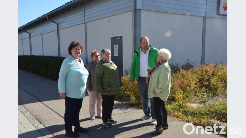 Trotz des Zebrastreifens in der Waidhauser Straße fühlen sich die Senioren nicht sicher, denn viele Autofahrer bleiben hier nicht stehen und fahren einfach weiter. Fahrlehrer Christian Stöcker (Zweiter von rechts) geht eigens mit Lotte Hofmann (rechts) und einigen Senioren an diesen neuralgischen Punkt. Bild: dob