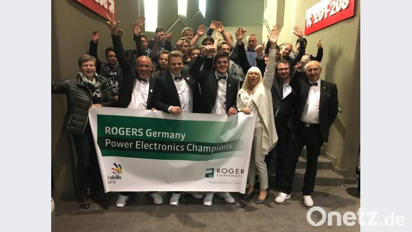 Große Freude über die „Medal of Excellence“ bei Philipp Seitz und Thomas Kausler (vorne, Dritter und Vierter von links): Den Erfolg der jungen Mitarbeiter vom Rogers-Werk Eschenbach bei den „Euro Skills 2018“ feiern (vorne, von links) Managerin Kristien Debougnoux und Ausbildungsleiter Johannes Beierl sowie (vorne, von rechts) Ausbilder Max Bär und Personalchefin Anette Enders und eine große Rogers-Fangemeinde. Bild: do