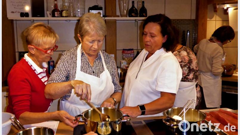 Die Teilnehmerinnen am Kochabend sind konzentriert bei der Sache. Wirtin und Kursleiterin
	Rita Frieser (Dritte von links) prüft die Ergebnisse. Bild: jml