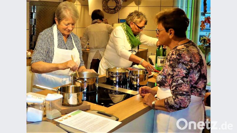Viele Köchinnen verderben keineswegs die leckeren Pilzschmankerln. Ganz im 	Gegenteil. Bild: jml