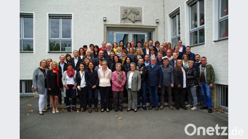 Zum Klassentreffen vor der Grundschule traf sich der Schülerjahrgang 1978/68. Mit dabei waren auch die drei ehemaligen Lehrerinnen Bärbel Kunz, Gertrud Schultes und Inge Pannrucker (vorne Mitte, von links). Bild: kro