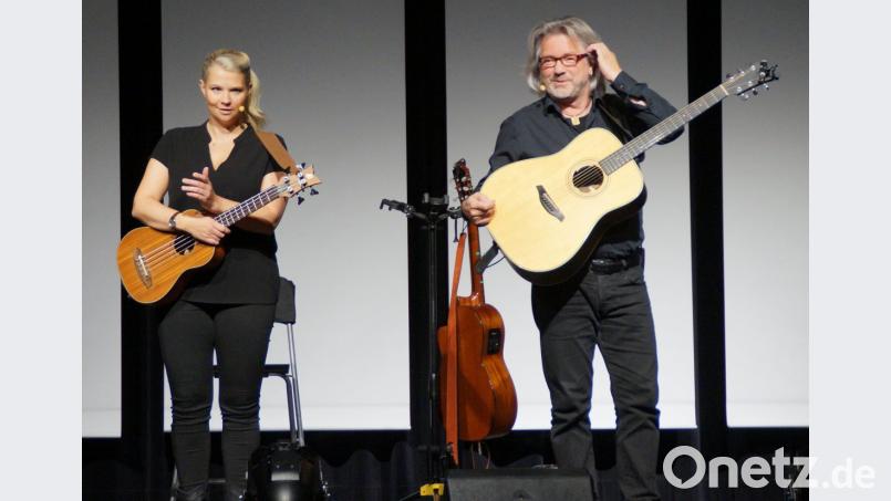 Das neue Traumduo der bayrischen Kabarettszene, Eva Petzenhauser und Stefan Wählt, fand mit seinem Debüt-Programm „Gess&#039;n wird dahoam“ in der Schwarzachtalhalle ein begeistertes Publikum. Bild: weu