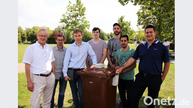 Die „intelligente“ Abfalltonne mit Verantwortlichen: (von links) Prof. Martin Schubert, Josef Weiß, Prof. Jan Dünnweber, Markus Wildgruber, Vadim Dechand, Haris Shehzad und Konstantin Hendrik Kirsch von KPIT. Bild: Diana Fuerer