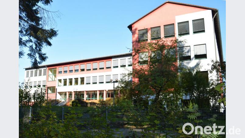 Die Photovoltaik-Anlage auf der Südseite des Mittelschuldaches hat sich nach nur acht Jahren amortisiert und bringt nun Geld in den Gemeindesäckel. Bild: Schmola, Werner