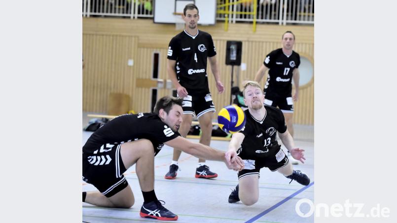 Gemeinsame Ballannahme von VCA-Mittelblocker Severin Groha (links) mit Mittelblocker Florian Wachler (rechts vorne), beobachtet vom stark agierenden Spielertrainer David Fecko (Mitte) und Außenangreifer Andrzej Smolik (rechts hinten). Bild: Hubert Ziegler