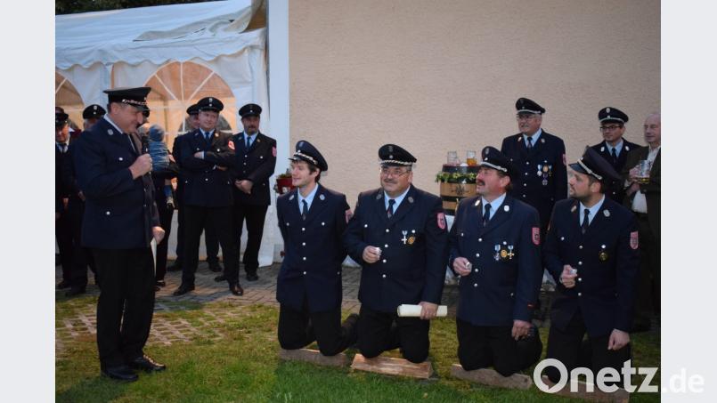 So ein Patenbitten ist eine schwere Aufgabe. Auf Knien mussten die Führungskräfte aus Pamsendorf ihre Bitte vortragen. Ein Bild mit Seltenheitswert. Bild: bnr