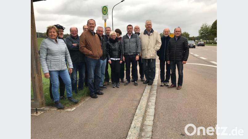 Bei Steiningloh trafen sich kommunale Mandatsträger der SPD mit Fahrradfreunden, um die Notwendigkeit eines Lückenschlusses im Radwegenetz zu untermauern. Bild: exb